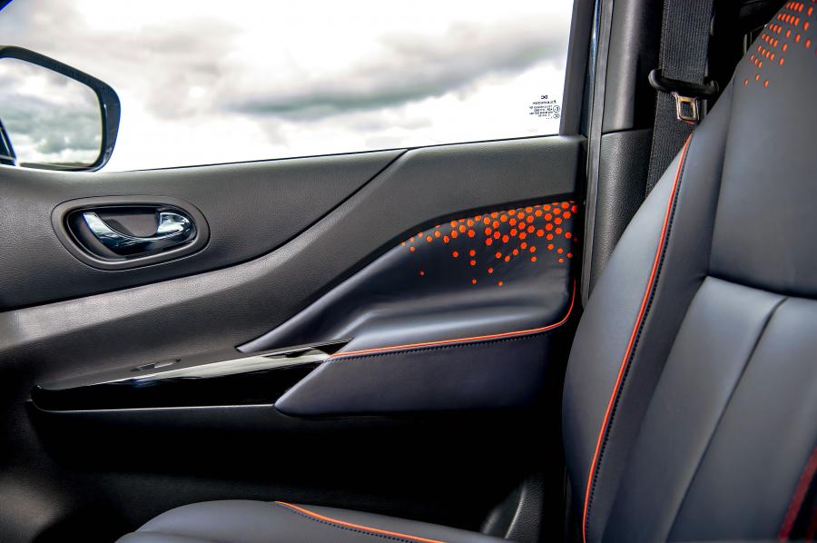 Детали интерьера Nissan Navara Dark Sky Concept (D23) 2018 года  (фото 25 из 38)